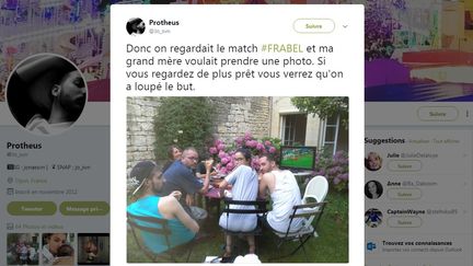 Le cliché partagé sur Twitter par Jonas, mardi 10 juillet. Les membres de sa famille regardent l'objectif, et loupent le but de Samuel Umtiti contre les Diables rouges, en demi-finale de la Coupe du monde. (JO_SVN / TWITTER)