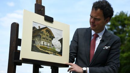 Maître Aymeric Rouillac, le commissaire priseur,&nbsp;et le dessin à l'aquarelle de Paul Gauguin daté de 1865. (PASCAL PROUST / MAXPPP)