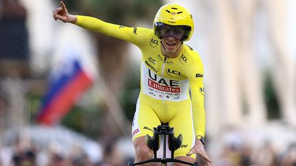 Tadej Pogacar célèbre sa victoire sur le contre-la-montre final du Tour de France, le 21 juillet 2024 à Nice. (AFP)