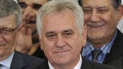 Tomislav Nikolic, aux côtés de ses partisans, après l'annonce de sa victoire à la présidentielle le 20 mai 2012 à Belgrade (AFP - ANDREJ ISAKOVIC)