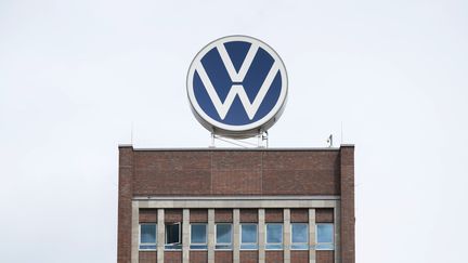 Le logo Volkswagen sur une tour à Wolfsburg, en Allemagne, lors de son Assemblée générale, le 29 mai 2024. (JULIAN STRATENSCHULTE / DPA VIA MAXPPP)