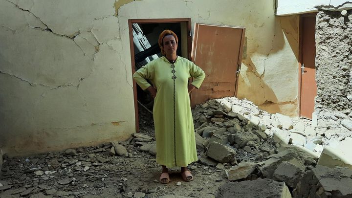 Nadjia, au milieu des ruines de sa maison à Amizmiz, au Maroc. (SANDRINE ETOA-ANDEGUE / FRANCEINFO / RADIOFRANCE)