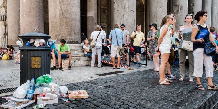 Amas d'ordures à Rome dans une rue devant le Panthéon, le 27 juillet 2015.  (ANDREAS SOLARO / AFP)