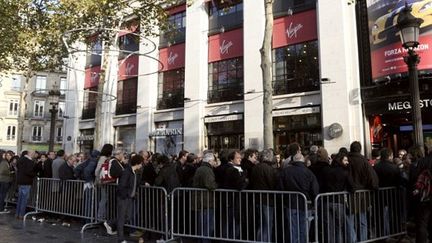 Le Virgin Mégastore pris d&#039;assaut par les fans
 (LIONEL BONAVENTURE / AFP)