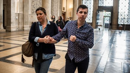 Marin, 20 ans, arrive accompagné d'une proche&nbsp;au palais de justice de Lyon, le 3 mai 2018, pour le procès de son agresseur. (JEFF PACHOUD / AFP)