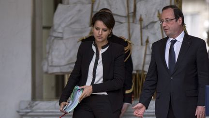 Najat Vallaud-Belkacem, porte-parole du gouvernement, et le pr&eacute;sident Fran&ccedil;ois Hollande, &agrave; la sortie du Conseil des ministres, le 3 juillet 2013, &agrave; Paris. (FRED DUFOUR / AFP)