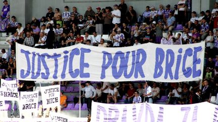 Des supporters d&eacute;ploient une banderole en m&eacute;moire de Brice Taton, pendant un match Toulouse-Auxerre, le 25 avril 2010.&nbsp; (CITIZENSIDE.COM / AFP)