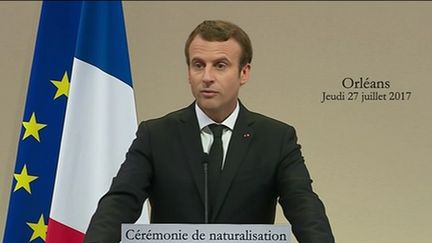 Emmanuel Macron prononce un discours lors d'une cérémonie de naturalisation, le 27 juillet à Orléans (Loiret). (FRANCEINFO)