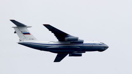 Un avion militaire Il-76 russe au-dessus de Moscou, le 9 mai 2021. (SEFA KARACAN / ANADOLU AGENCY / AFP)