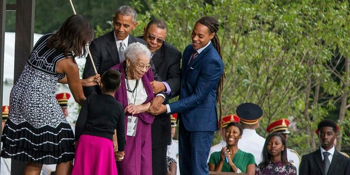 Barack Obama coupe le ruban avec Ruth Odom Bonner, fille d'esclave, au musée de l'histoire afro-américaine, 24 septembre 2016
 (ZACH GIBSON / AFP)