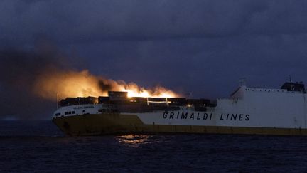 Le navire italien "Grande America" en proie aux flammes au large des côtes françaises, mardi 12 mars 2019.&nbsp; (LOIC BERNARDIN / MARINE NATIONALE / AFP)