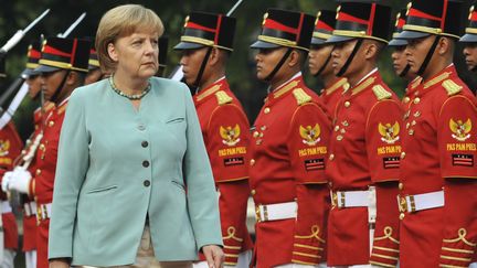 La chanceli&egrave;re allemande Angela Merkel lors d'une c&eacute;r&eacute;monie militaire au palais pr&eacute;sidentiel de Jakarta (Indon&eacute;sie), le 10 juillet 2012. (ROMEO GACAD / AFP)