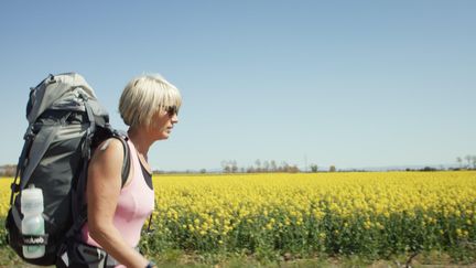 Julie, suivie dans "Sur la Route de Compostelle" a décidé de faire le chemin de Compostelle après avoir perdu son mari et son fils, à seize jours d'intervalle.&nbsp; (L'Atelier Distribution)