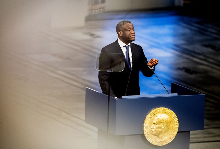 Le médecin congolais Denis Mukwege, le 10 décembre 2018, pendant le discours prononcé lors de la cérémonie de remise du prix Nobel de la paix qu'il partage avec la militante irakienne Nadia Murad.&nbsp; (BERIT ROALD / NTB SCANPIX MAG/AFP)