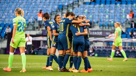 Les joueuses de l'Olympique lyonnais célèbrent leur victoire, en finale de la Ligue des champions, face à&nbsp;Wolfsburg, à Saint-Sébastien (Espagne). (ANTOINE MASSINON / A2M SPORT CONSULTING / AFP)