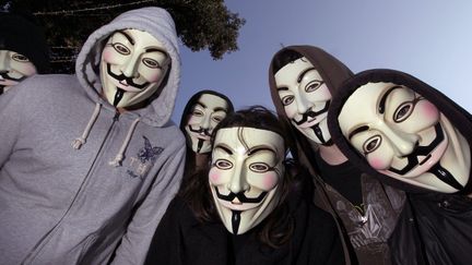 Des internautes qui se revendiquent appartenant au mouvement Anonymous, &agrave; l'occasion d'une manifestation &agrave; Paris le 25 f&eacute;vrier 2012.&nbsp; (VALERY HACHE / AFP)
