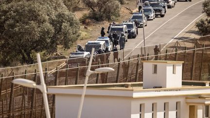 Des membres de la Garde civile espagnole montent la garde de leur côté de l'enclave de Melilla, le 4 mars 2022. (FADEL SENNA / AFP)