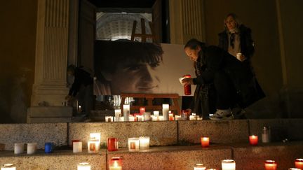 Des personnes allument des bougies sur les marches de la cathédrale d'Ajaccio&nbsp;en Corse, le 22 mars 2022, après la mort de l'indépendantiste corse Yvan Colonna. (PASCAL POCHARD-CASABIANCA / AFP)