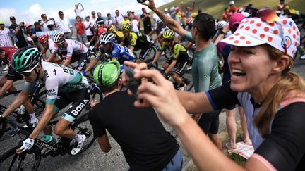 Les supporters lors du passage des coureurs du Tour de France, entre Toulouse et&nbsp;Bagneres-de-Bigorre, le 18 juillet 2019. (JEFF PACHOUD / AFP)