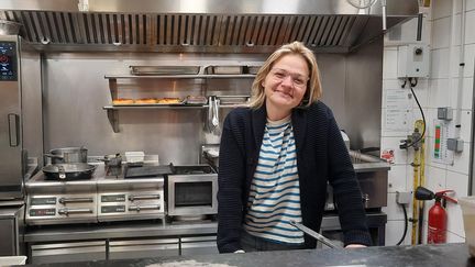 Ecaterina Paraschiv, patronne de l'Ibrik Café, à Paris, en novembre 2022. (SOPHIE AUVIGNE / RADIO FRANCE)