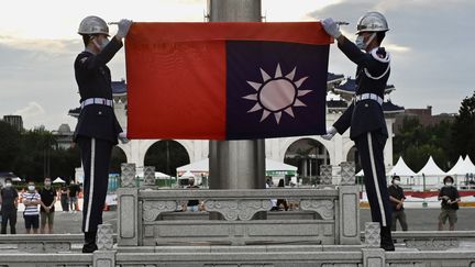 Des gardes&nbsp;taïwanais&nbsp;déploient le drapeau de&nbsp;Taïwan, le 4 juin 2022 à Taipei. (SAM YEH / AFP)