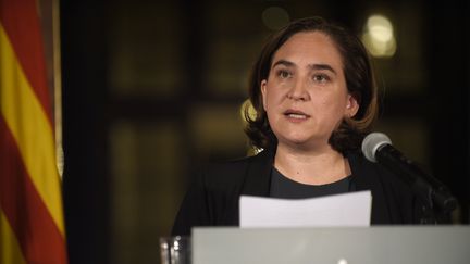 La maire de Barcelone (Espagne), Ada Colau, lors d'une conférence de presse à l'hôtel de ville, le 9 octobre 2017. (JORGE GUERRERO / AFP)