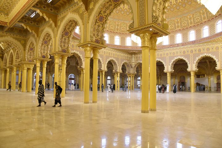 Intérieur de la mosquée Massalik ul Jinaan inaugurée officiellement le 27 septembre 2019 à Dakar. L'édifice, plus grande mosquée de l'Afrique de l'ouest, a été construit à l'initiative de la puissante confrérie mouride. (SEYLLOU / AFP)