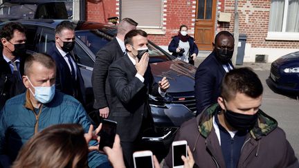 Emmanuel Macron entouré de ses gardes du corps lors d'un déplacement à Valenciennes, le 21 mars 2021. (YOAN VALAT / POOL)