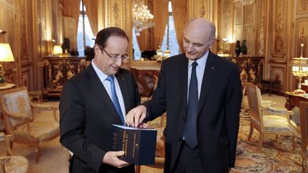 Le pr&eacute;sident de la R&eacute;publique Fran&ccedil;ois Hollande (&agrave; gauche) et le pr&eacute;sident de la Cour des comptes, Didier Migaud (&agrave; droite), le 11 f&eacute;vrier 2013. (JACQUES DEMARTHON / POOL)