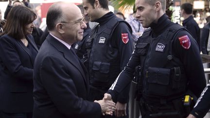 Le minstre de l'Int&eacute;rieur Bernard Cazeneuve salue les services de s&eacute;curit&eacute; de la SNCF le 21 avril 2015 Gare du Nord &agrave; Paris. (STEPHANE DE SAKUTIN / AFP)