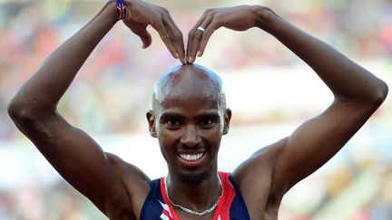 Le geste du coureur britannique Mohammed Farah apr&egrave;s avoir remport&eacute; la titre de champion d'Europe du 5 000 m&egrave;tres &agrave; Helsinki (Finlande), le 27 juin 2012. (OLIVIER MORIN / AFP)