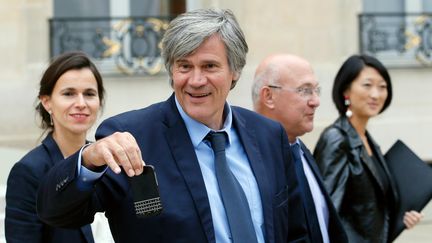 Le ministre de l'Agriculture, St&eacute;phane Le Foll, montre son t&eacute;l&eacute;phone portable alors qu'il quitte l'Elys&eacute;e, le 11 septembre 2013 &agrave; Paris. (PATRICK KOVARIK / AFP)