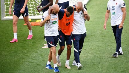 Thomas Lemar, touché à l'entraîneur de l'équipe de France, le 24 juin 2021. (FRANCK FIFE / AFP)