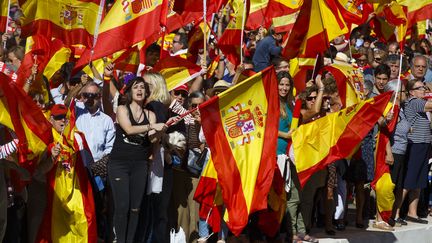 Des dizaines de milliers de personnes manifestaient samedi en Espagne pour l'"unité" et le "dialogue" dans la crise ouverte depuis le "référendum" catalan d'autodétermination.
