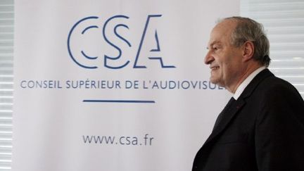 Michel Boyon, le patron du CSA, devant le logo du Conseil (MEHDI FEDOUACH / AFP)