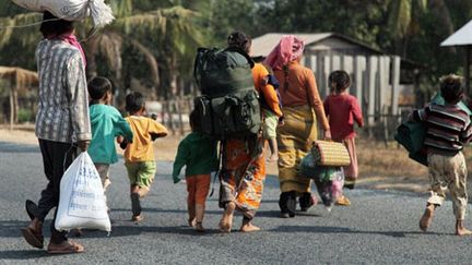 Des Cambodgiens fuient la zone du temple de Preah Vihear, siege de combats avec l'armée thaïlandaise (7 février 2010) (AFP)