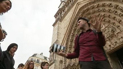 La visite insolite de Paris au travers de ses grandes histoires criminelles conduite par Andréa Ruggiero passe par les gargouilles de Notre Dame
 (France 3)