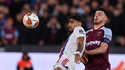 Le Lyonnais Lucas Paqueta, ne retrouvera pas le défenseur de West Ham Declan Rice, car le Brésilien est positif au Covid-19 pour le match retour de la Ligue Europa, le 14 avril 2022. (GLYN KIRK / AFP)