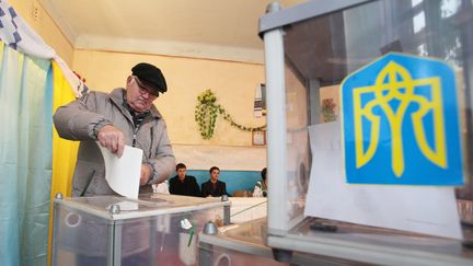 Un &eacute;lecteur ukrainien vote dans le village de Fiyna pour les &eacute;lections l&eacute;gislatives ukrainiennes, le 28 octobre 2012.&nbsp; (PYOTR ZADOROZHNYI / RIA NOVOSTI / AFP)