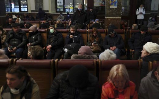 Des Ukrainiens&nbsp;attendent le train pour fuir à l'étranger à la gare de Lviv, en Ukraine, le 24 février 2022. (KUNIHIKO MIURA / AP / SIPA)