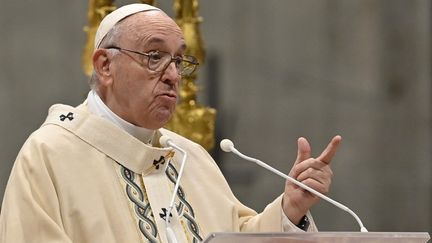 Le pape François à la basilique Saint-Pierre, au Vatican, le 17 octobre 2021. (ALBERTO PIZZOLI / AFP)