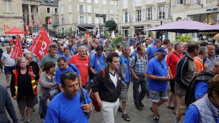 Rassemblement de salariés du site aux abords du tribunal de commerce de Poitiers vendredi 23 juin. (PASCAL LACHENAUD / AFP)