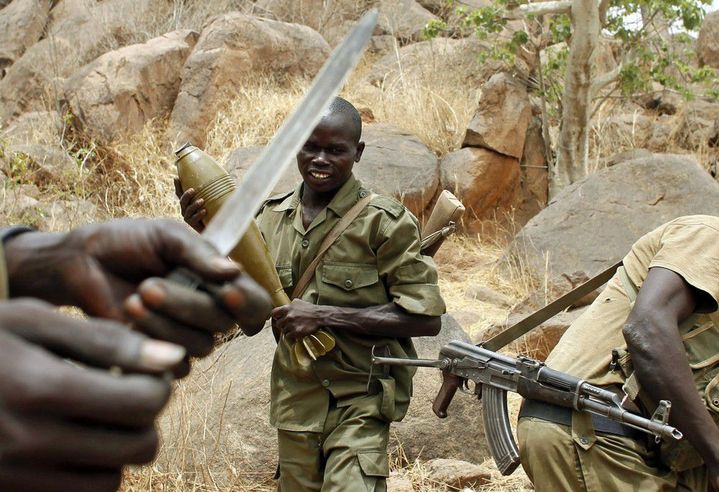 2 mai 2012. Un rebelle du SPLA-N près du village de Jebel Kwo village, dans les monts Nuba au Sud-Kordofan (REUTERS/Goran Tomasevic)