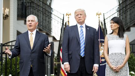 Donald Trump face aux journalistes, vendredi 11 août 2017 au golf de Bedminster (New Jersey, Etats-Unis), aux côtés du secrétaire d'Etat Rex Tillerson (à gauche) et de l'ambassadrice américaine à l'ONU Nikki Haley (à droite).&nbsp; (JIM WATSON / AFP)