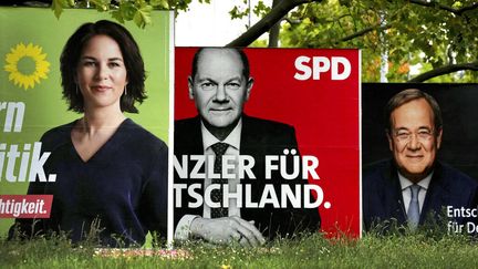 Des affiches&nbsp;en amont des élections fédérales allemandes du 26 septembre, photographiées à Berlin le 16 septembre 2021. (MICHAEL SOHN / AP)