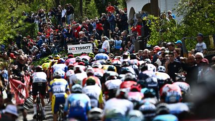 Le peloton dans la Mur de Huy, sur La Flèche Wallonne, le 20 avril 2022. (JASPER JACOBS / AFP)