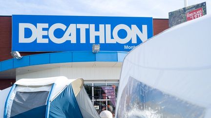 Un magasin Decathlon à Montauban (Tarn-et-Garonne), le 25 juillet 2020.&nbsp; (PATRICIA HUCHOT-BOISSIER / HANS LUCAS / AFP)