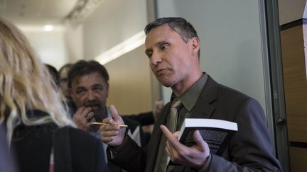 Hervé Lalin, dit Ryssen,&nbsp;lors d'un banquet organisé par le magazine d'extrême droite "Rivarol", le 9 avril 2016 à Bagnolet (Seine-Saint-Denis).&nbsp; (YANN CASTANIER / HANS LUCAS / AFP)