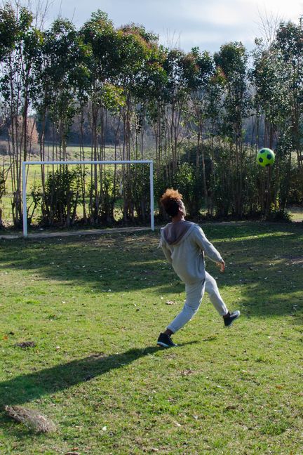 Abdul joue avec un ballon de foot dans le centre de vacances de Grambois, le 2 février 2017 (YANN THOMPSON / FRANCEINFO)