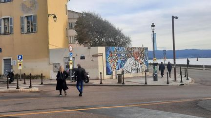 Une fresque à l'effigie du Pape François a été réalisée à Ajaccio, près de la cathédrale. (SANDRINE ETOA-ANDEGUE - FRANCEINFO - RADIO FRANCE)